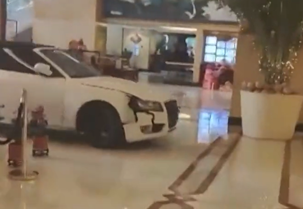 Ядосан клиент вкара колата си във фоайето на луксозен хотел в Шанхай (ВИДЕО)