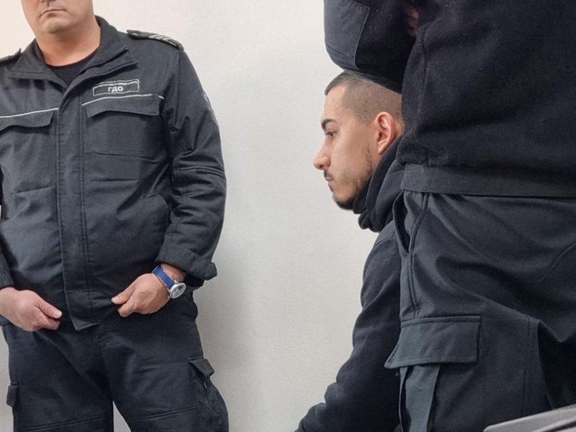 Оставиха за постоянно в ареста полицая, превозвал мигранти на "Тракия"