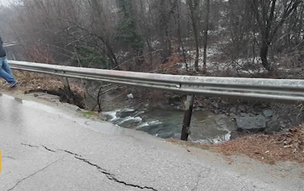 Заради пропадането на пътя: Застрашен ли е Троянският манастир