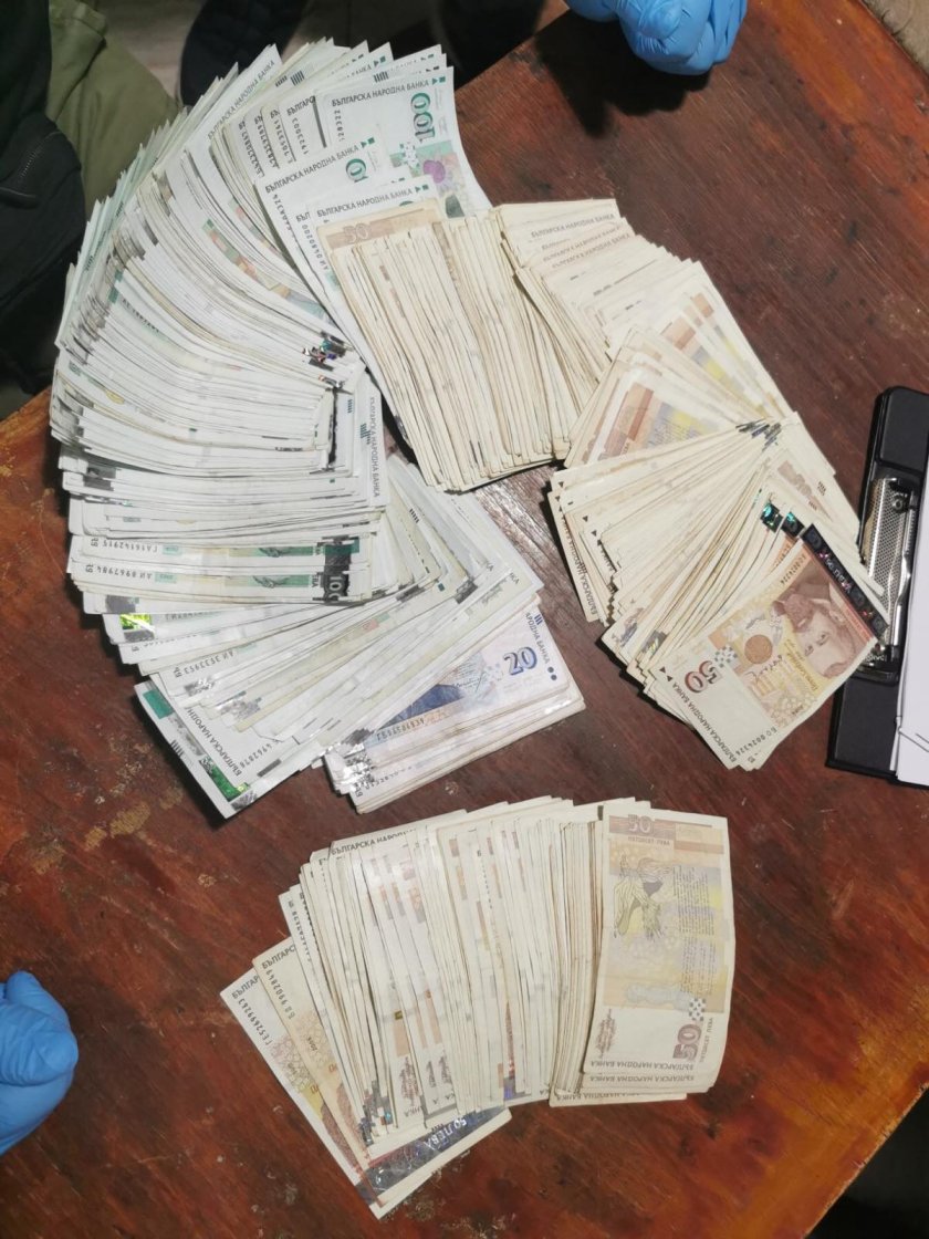 Задържаха мъж и жена за кражба на пари и накити за 165 000 лв.