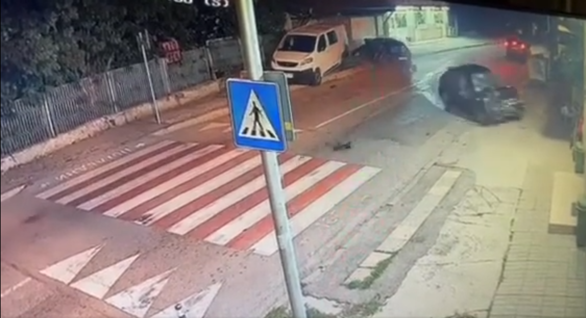 Шофьор, преследван от патрулка, помита пешеходец от тротоара (ВИДЕО)