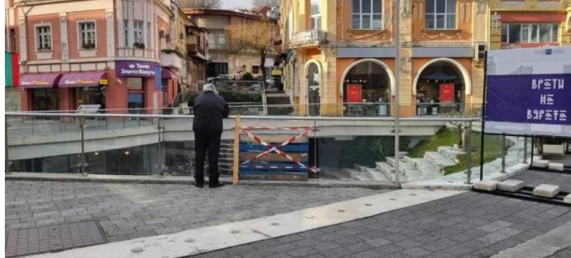 Вандали потрошиха стъкло от парапета на Римския стадион в Пловдив