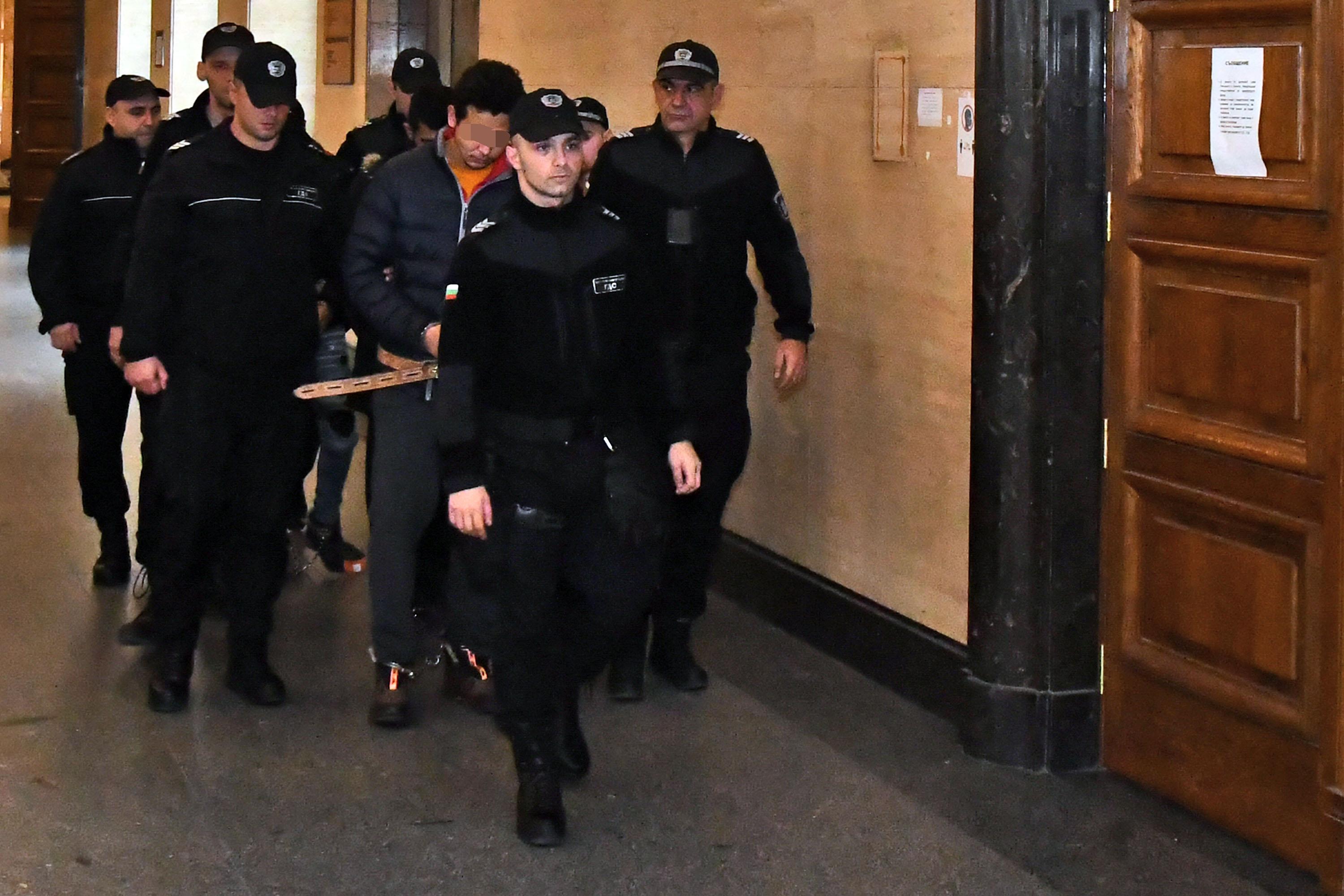 Оставиха в ареста тримата непълнолетни, обвинени за убийството на мъж в Гъмзово