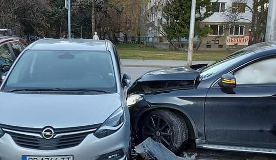 Джип се вряза в паркиран автомобил на бул. "Черни връх" в София