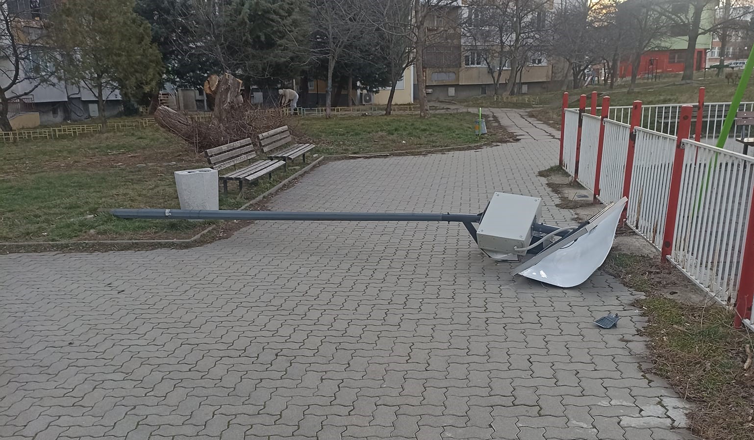 Вижте какви щети нанесе силният вятър в София (СНИМКИ)