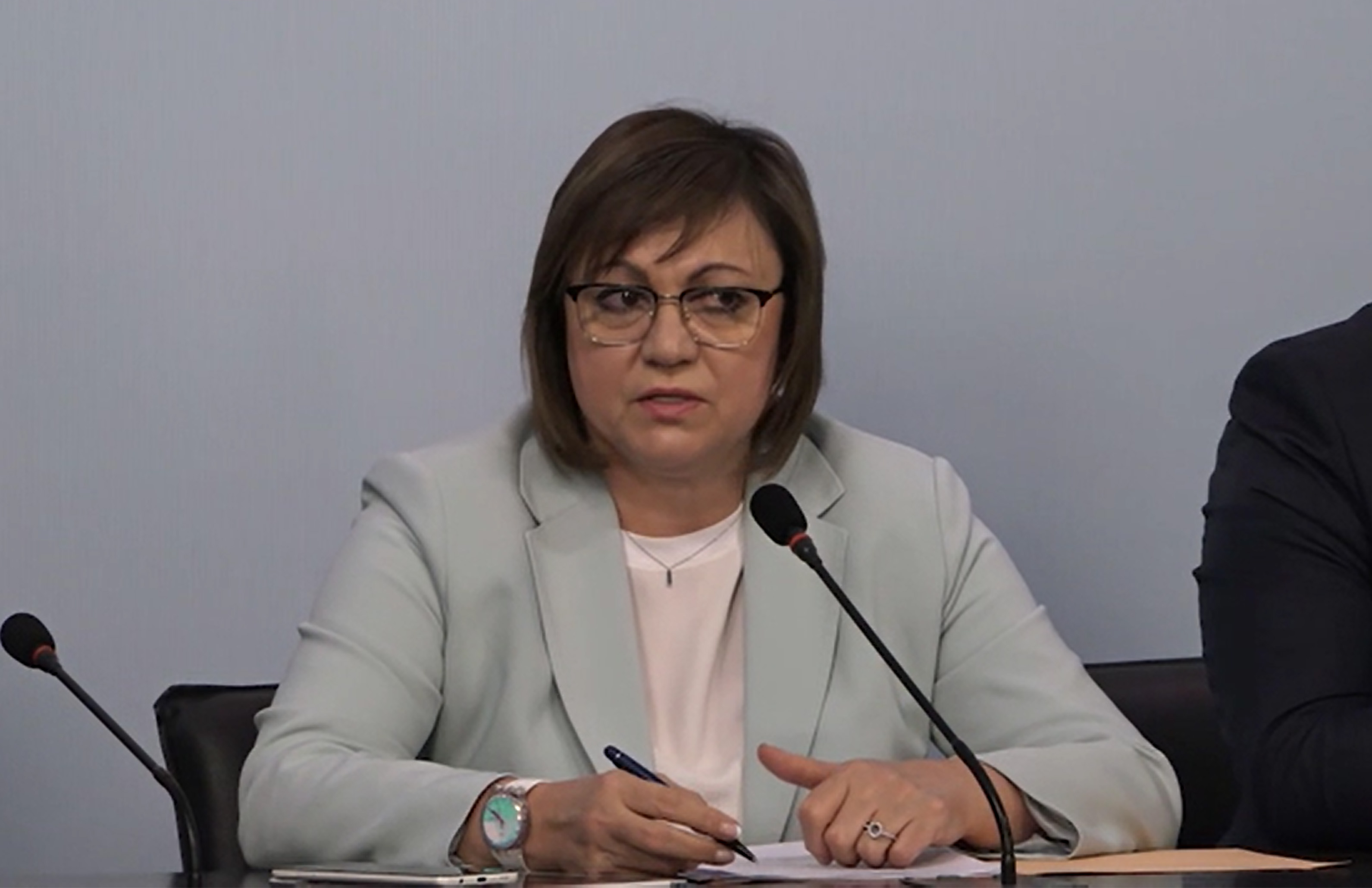 Нинова няма да бърза с връщането на мандата