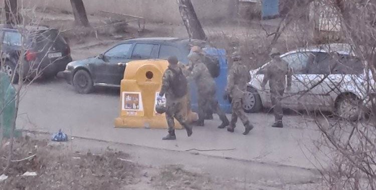 Заради силния вятър: Военни помагат за разчистването във Враца