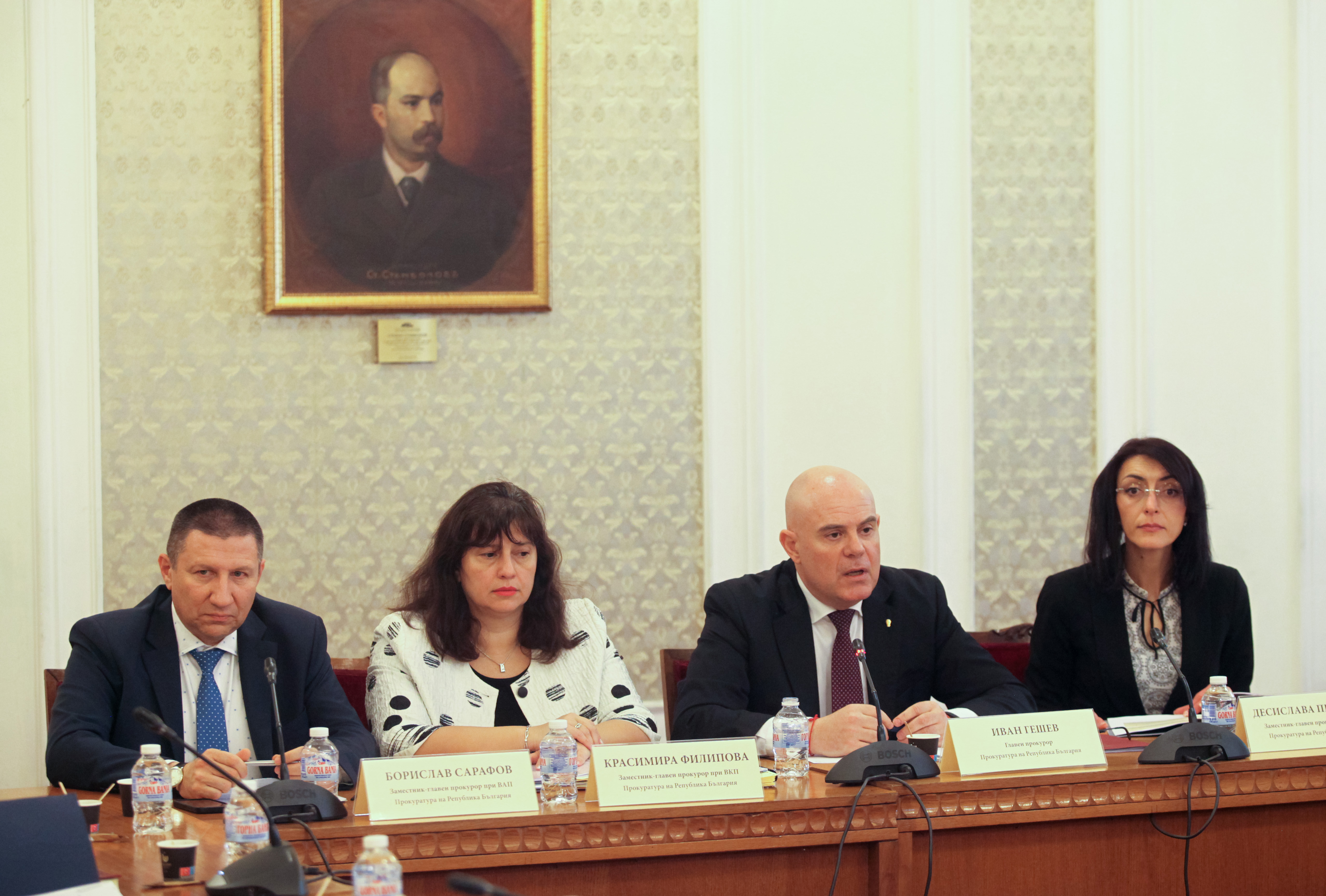 Главният прокурор Иван Гешев пред депутати: Руски преводи в NEXO заобикаляли санкциите (обзор)