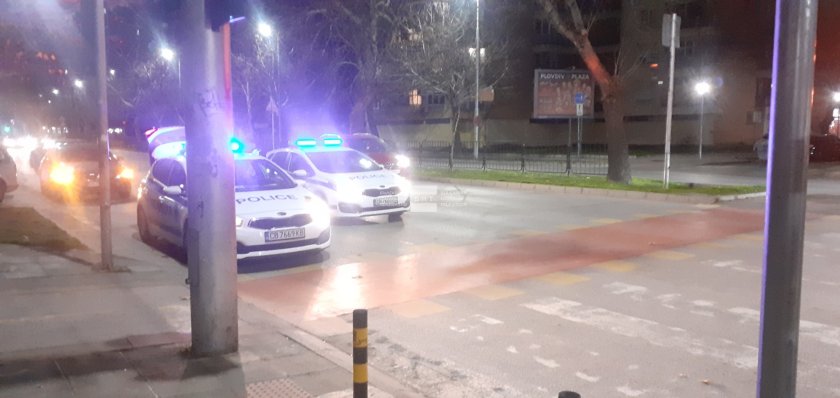 Кола помете мъж с дете на пешеходна пътека в Пловдив