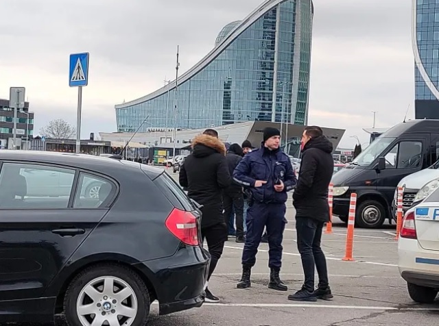 Все още издирват извършителите на обира пред хипермаркет в София