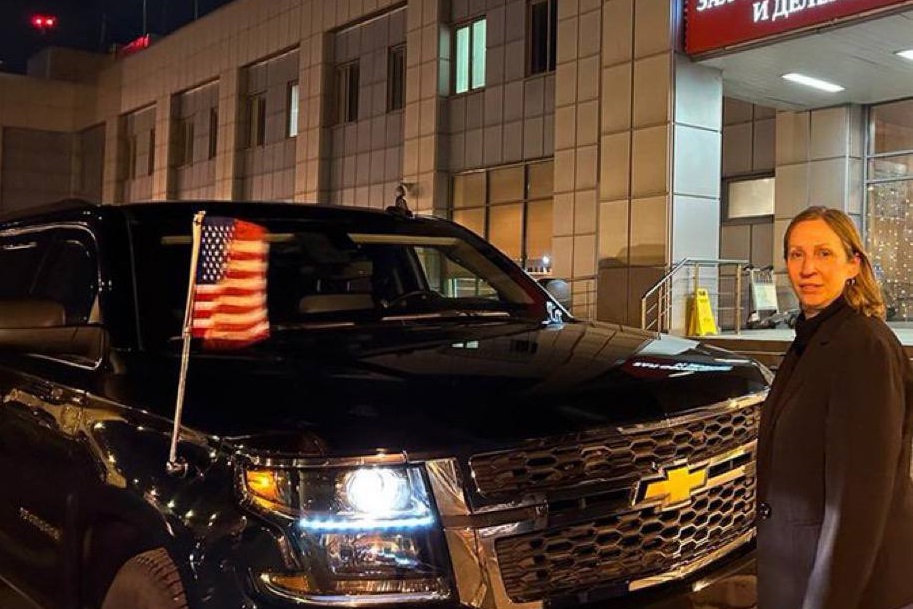 Новата американска посланичка в Русия пристигна в Москва