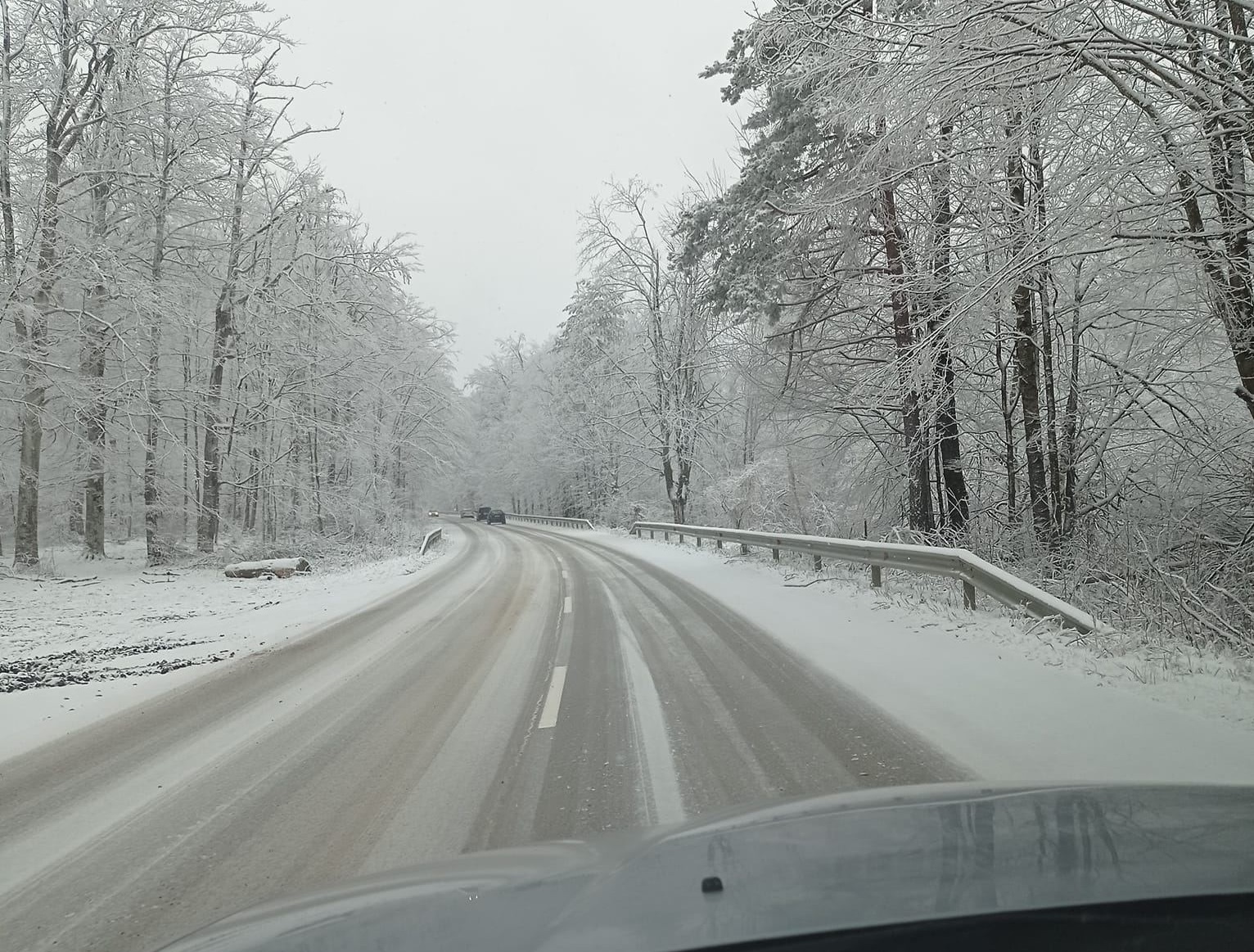 ТИР-ове закъсаха в снега на "Предела"