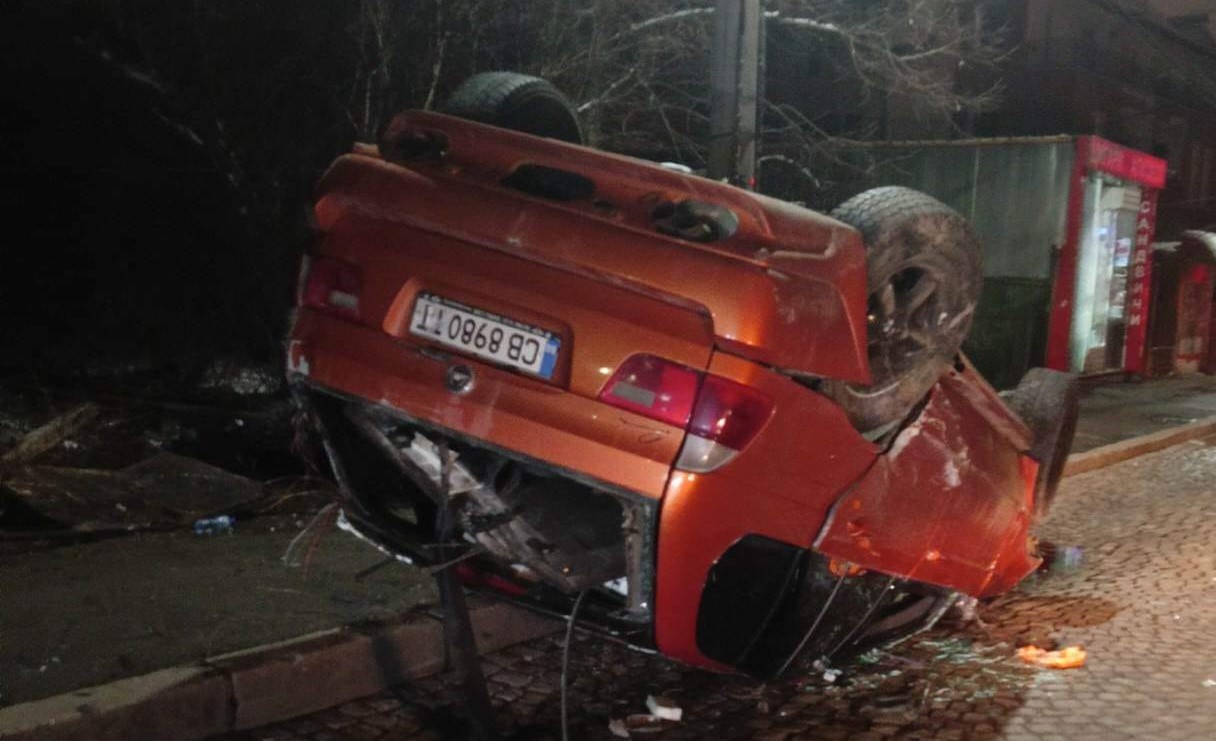 Джип се обърна по таван в столичния кв. "Овча Купел" (СНИМКИ)