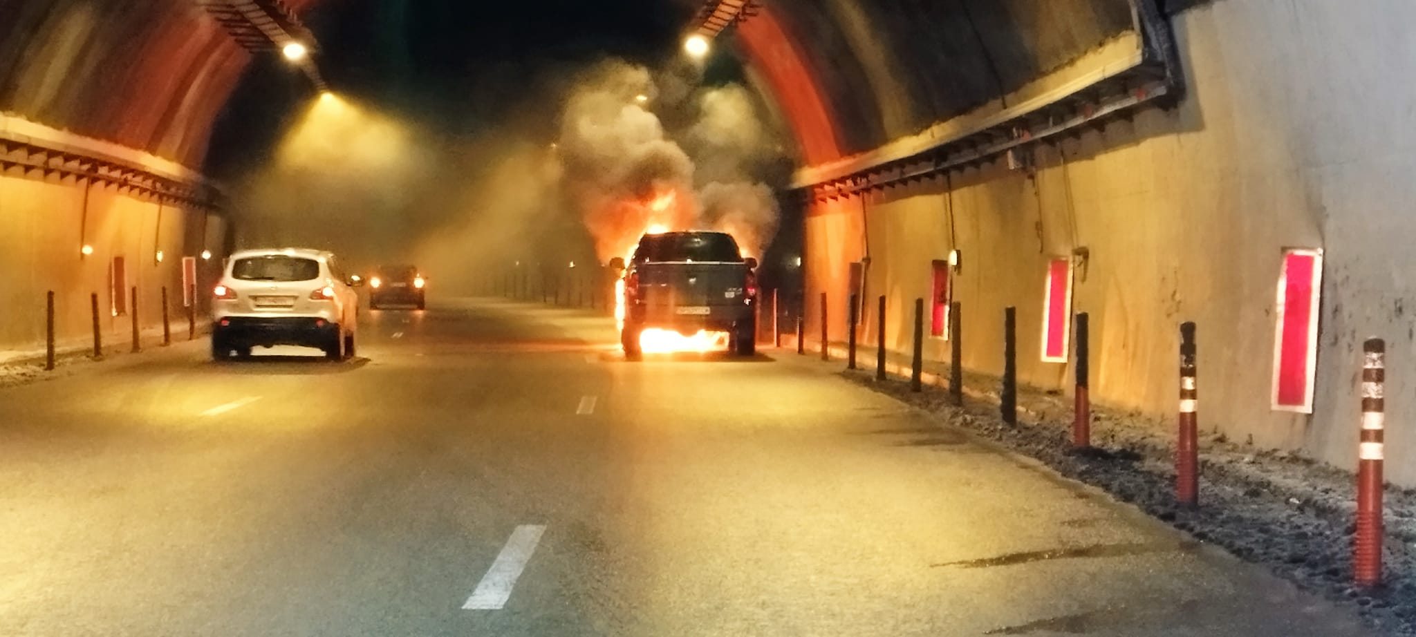 Кола се запали в тунел "Витиня", движението и в трите ленти на АМ "Хемус" е блокирано (СНИМКИ)