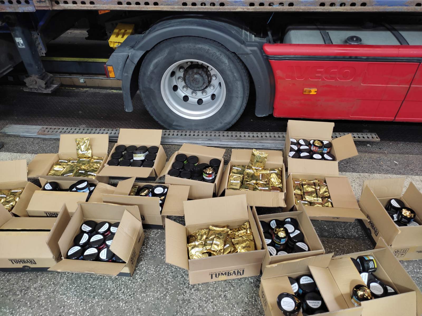 Задържаха 8000 капачки за тютюн за наргиле в района на Дунав мост - Видин