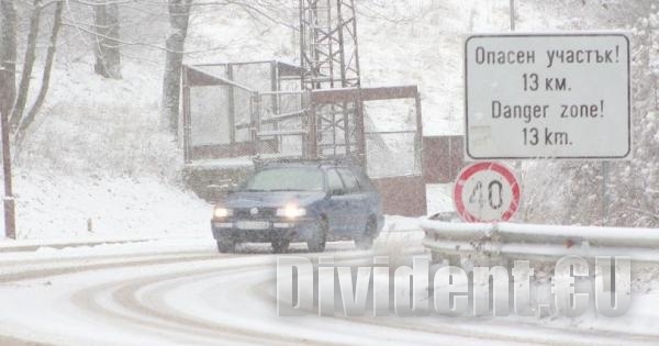 На прохода Шипка вали сняг, а видимостта е ограничена поради мъгла
