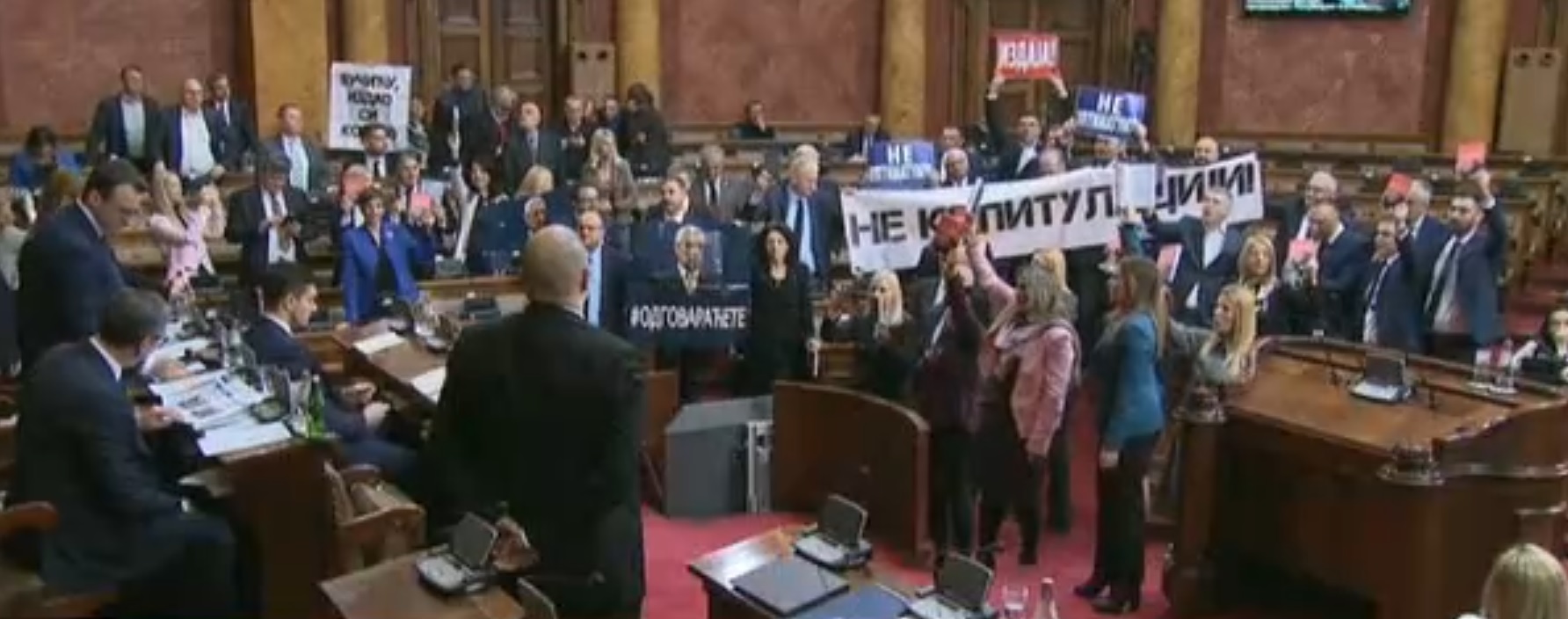 Сблъсъци в сръбския парламент и протести срещу президента Вучич заради негова реч за Косово