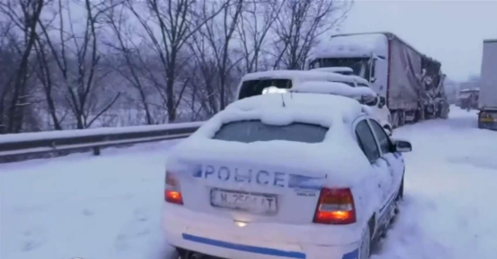 ТИР и опесъчител се удариха, има загинал