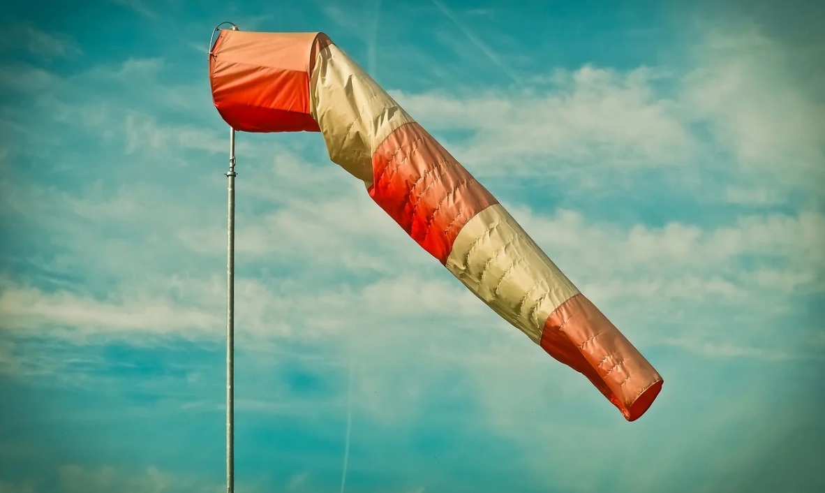 Заради силния вятър в Сливен: В града има места без ток и нанесени материални щети