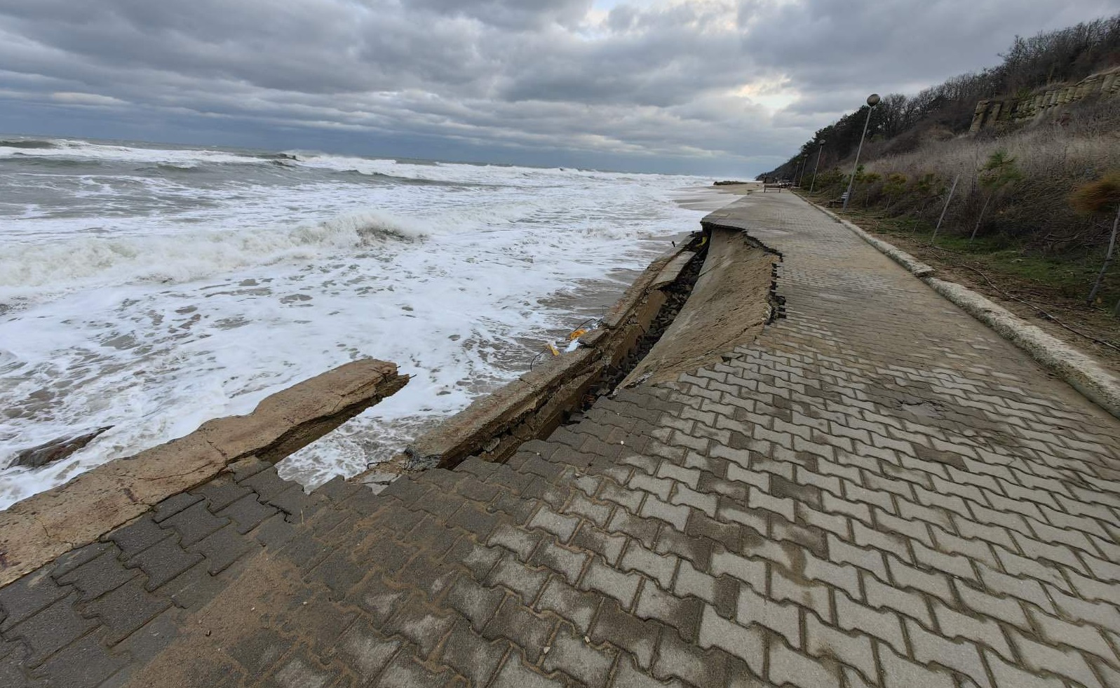 Пропадна част от крайбрежната алея в Обзор
