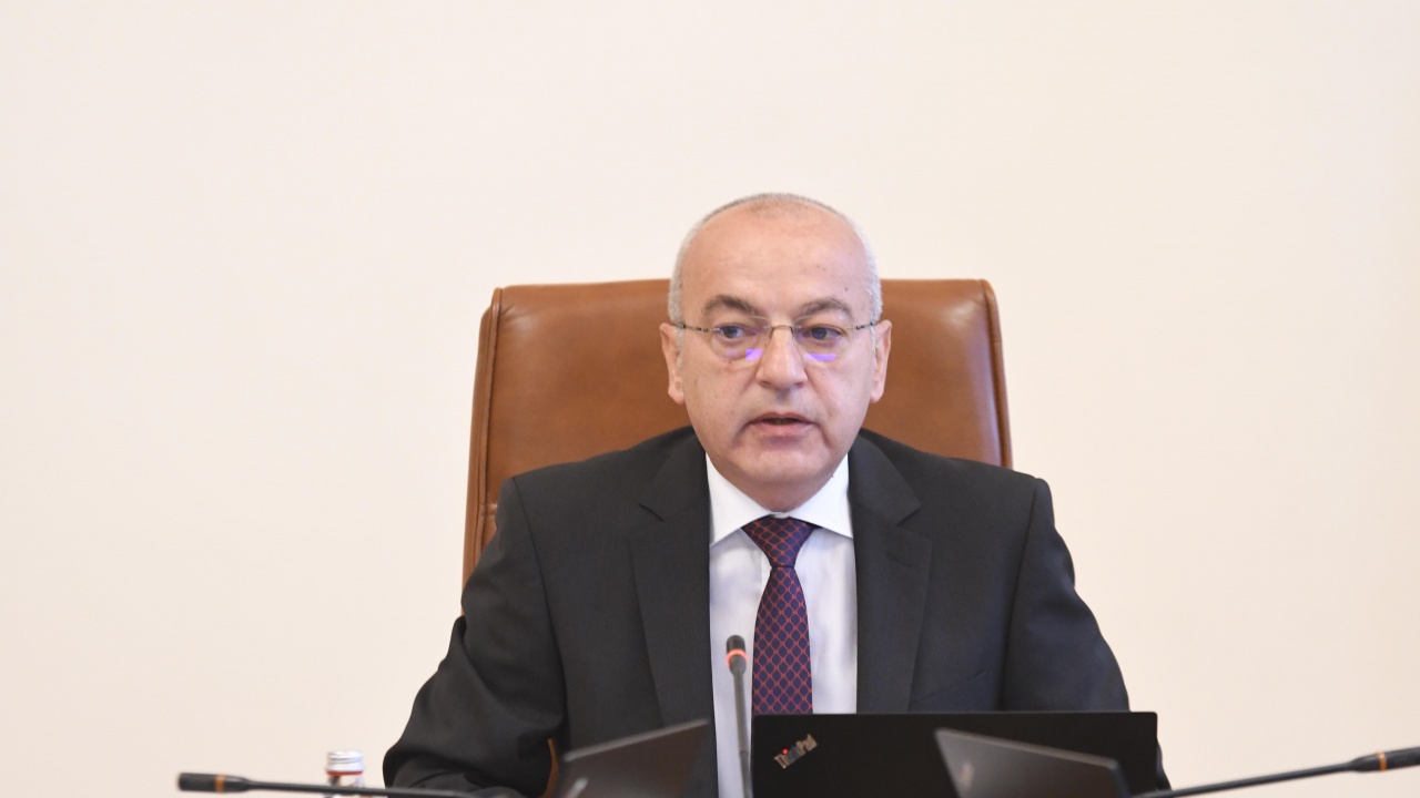 Магазини слагат надценка от 20-30%, призна премиерът