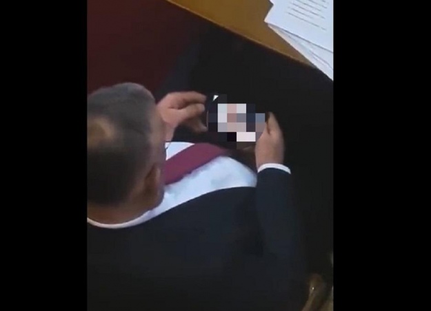 Сръбски депутат подаде оставка, след като бе заснет да гледа порно по време на заседание