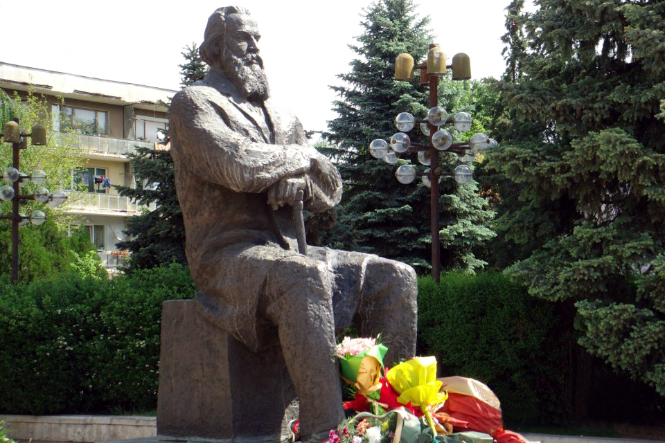 Разликата между “македонец” и “македонист”