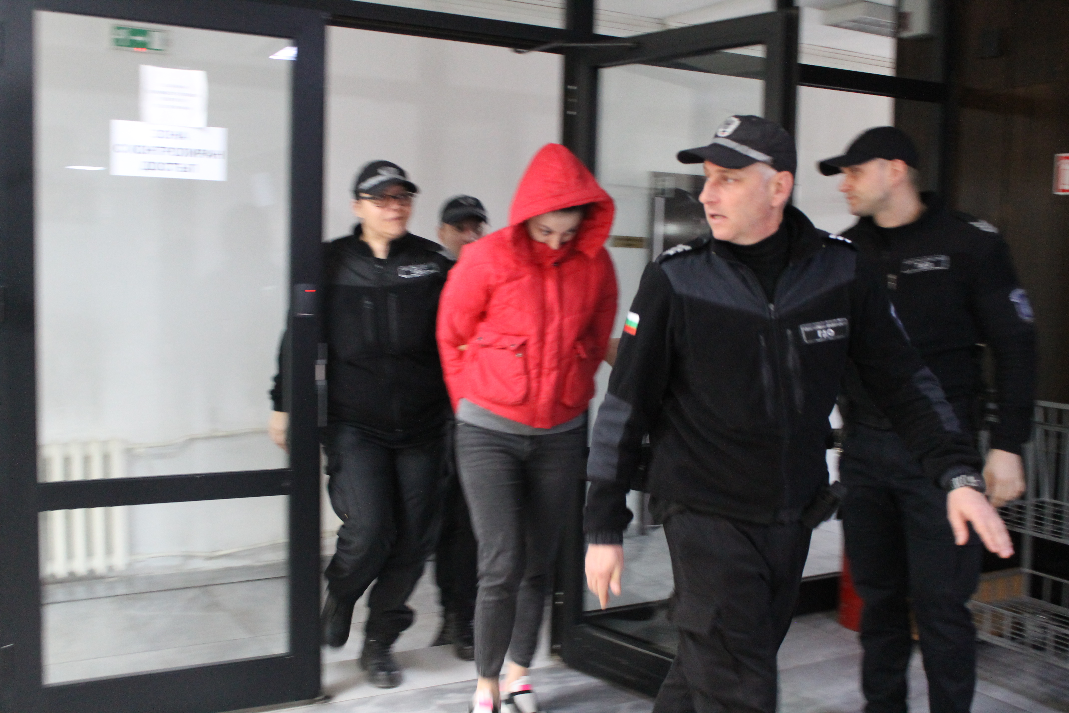 Окръжните магистрати оставиха в ареста полицайката с дрогата