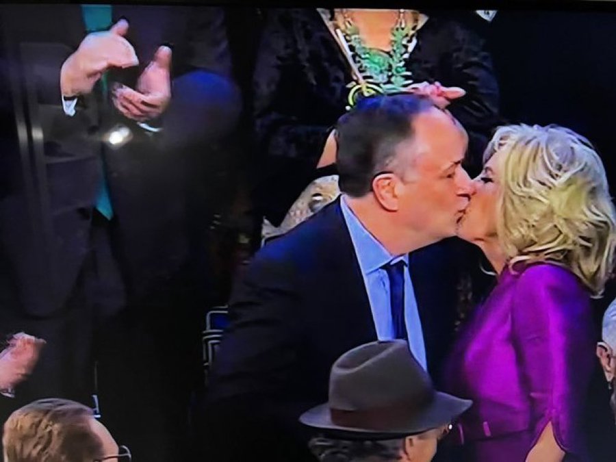 Целувка между Джил Байдън и съпруга на Камала Харис взриви социалните мрежи (ВИДЕО)