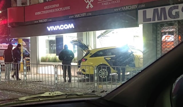 Такси се вряза в магазин в центъра на София