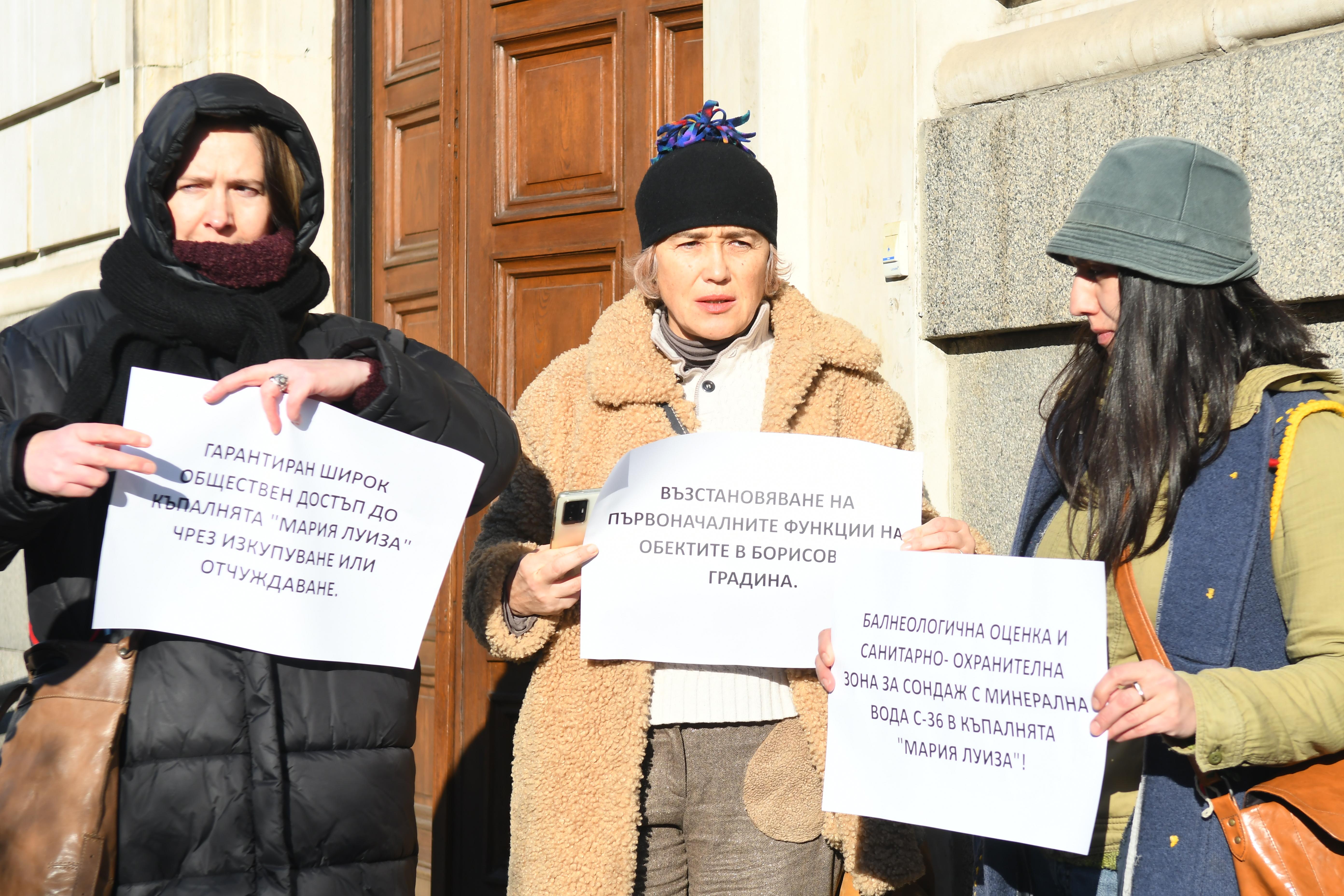 Заради сеч на дървета в Борисовата градина: Граждани се събраха на протест пред Столична община