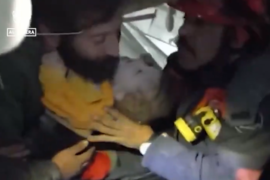Спасиха бебе, останало живо 65 часа под отломките в Турция (ВИДЕО)