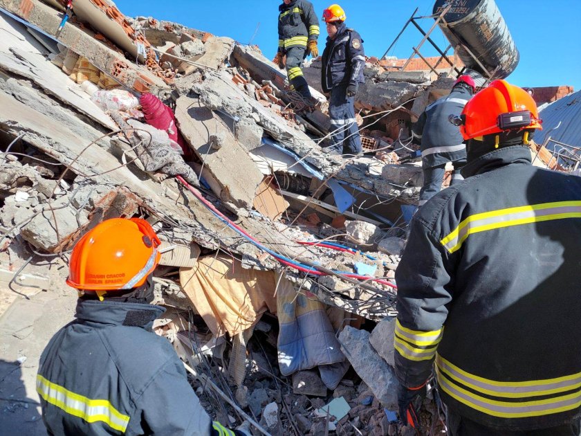 Български спасители извадиха дете и мъж от руините в Турция