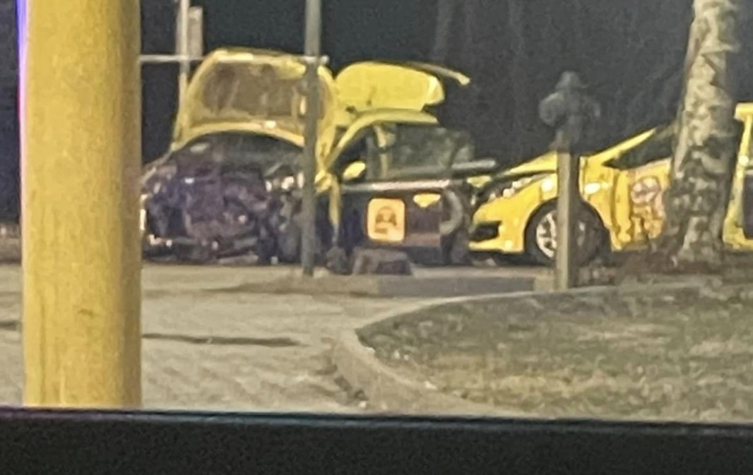 Кола се вряза в три таксита на столичен булевард (ВИДЕО)