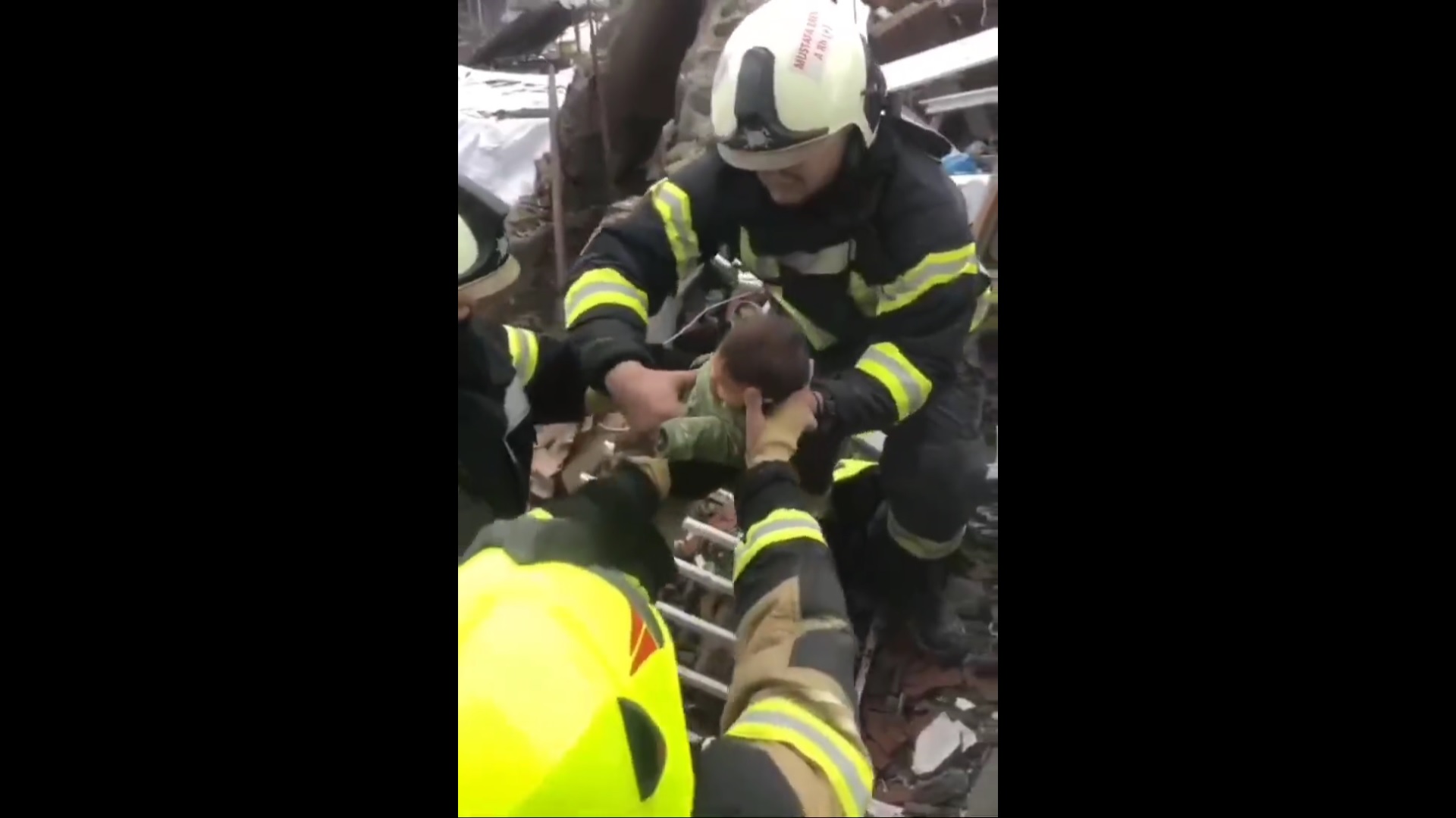 128 часа след земетресенията: Двумесечно бебе е спасено в Турция (ВИДЕО)