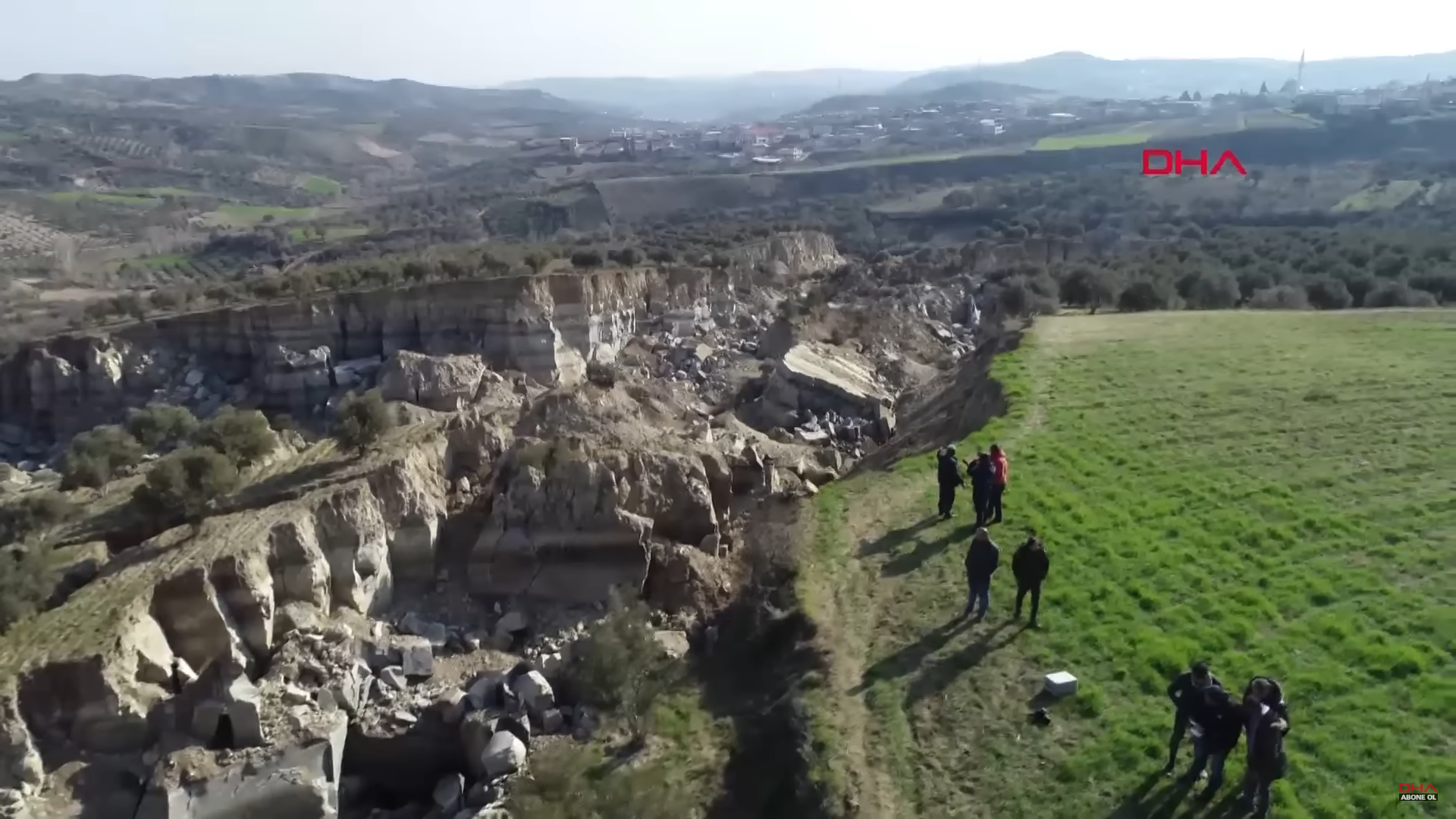 След земетресенията: Гигантски разлом с над 200 метра ширина и 30 метра дълбочина се образува в турската провинция Хатай (ВИДЕО)