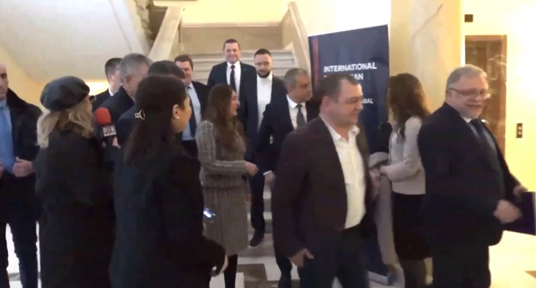 Посланичката на САЩ Херо Мустафа събра кметове на обучение как да се борят с корупцията