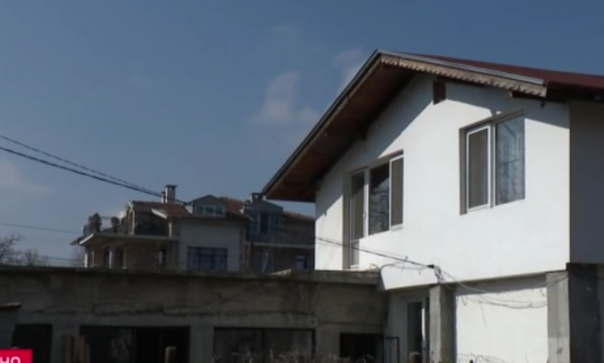 "Той е опасен, заплашва, че ще ни гръмне": Нов случай на полицай, който от години вади пистолет срещу съседите си