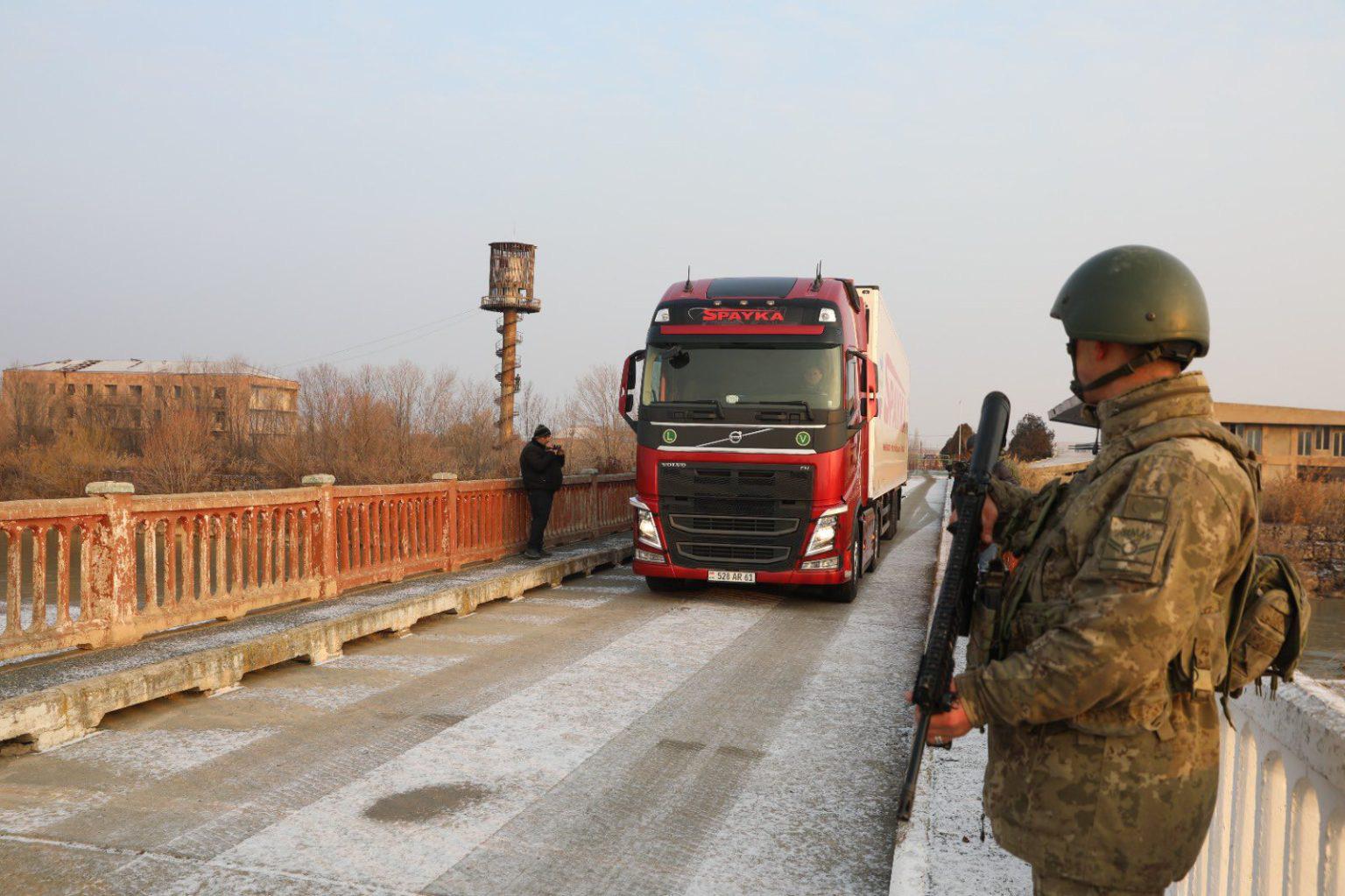 За първи път от 35 г. насам арменската граница бе отворена, за да влязат камиони с помощи за Турция