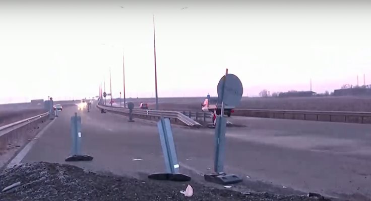 Път без никакви знаци предизвиква катастрофи в София, шофьори връхлитат върху опасен насип