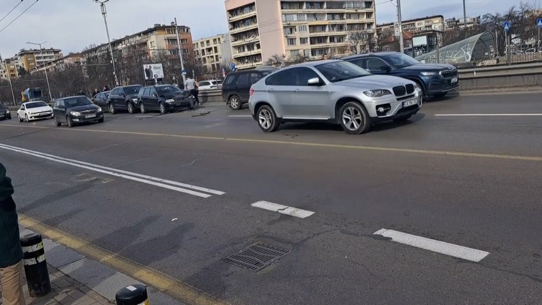 Две верижни катастрофи по "Цариградско шосе", движението е затруднено