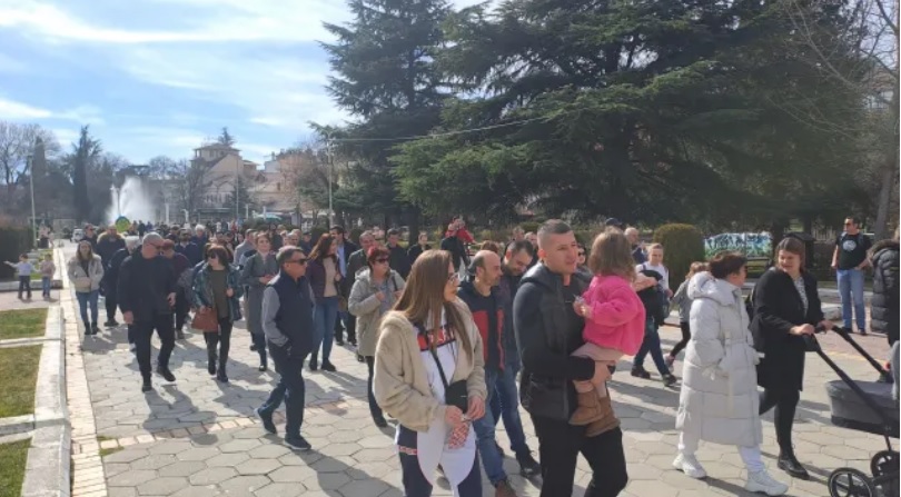 Стотици жители на Сандански излязоха на протест в защита на парк "Свети Врач"