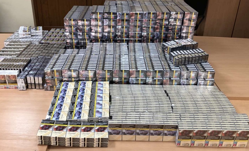 Задържаха над 1800 кутии цигари в багаж на „туристи“ на Летище Варна