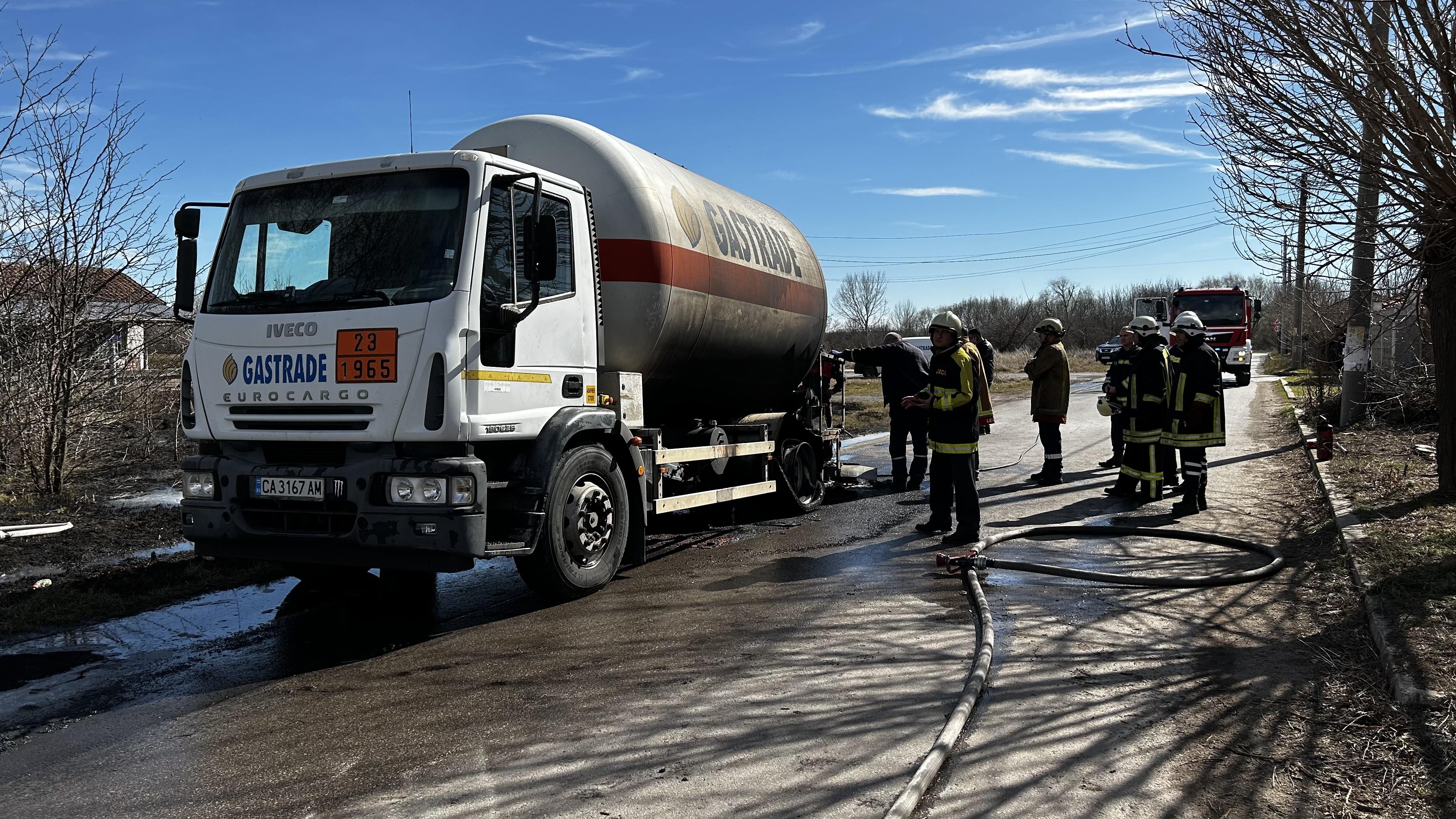 Цистерна с газ пламна в димитровградското село Горски извор, евакуирани са над 20 къщи (СНИМКИ)