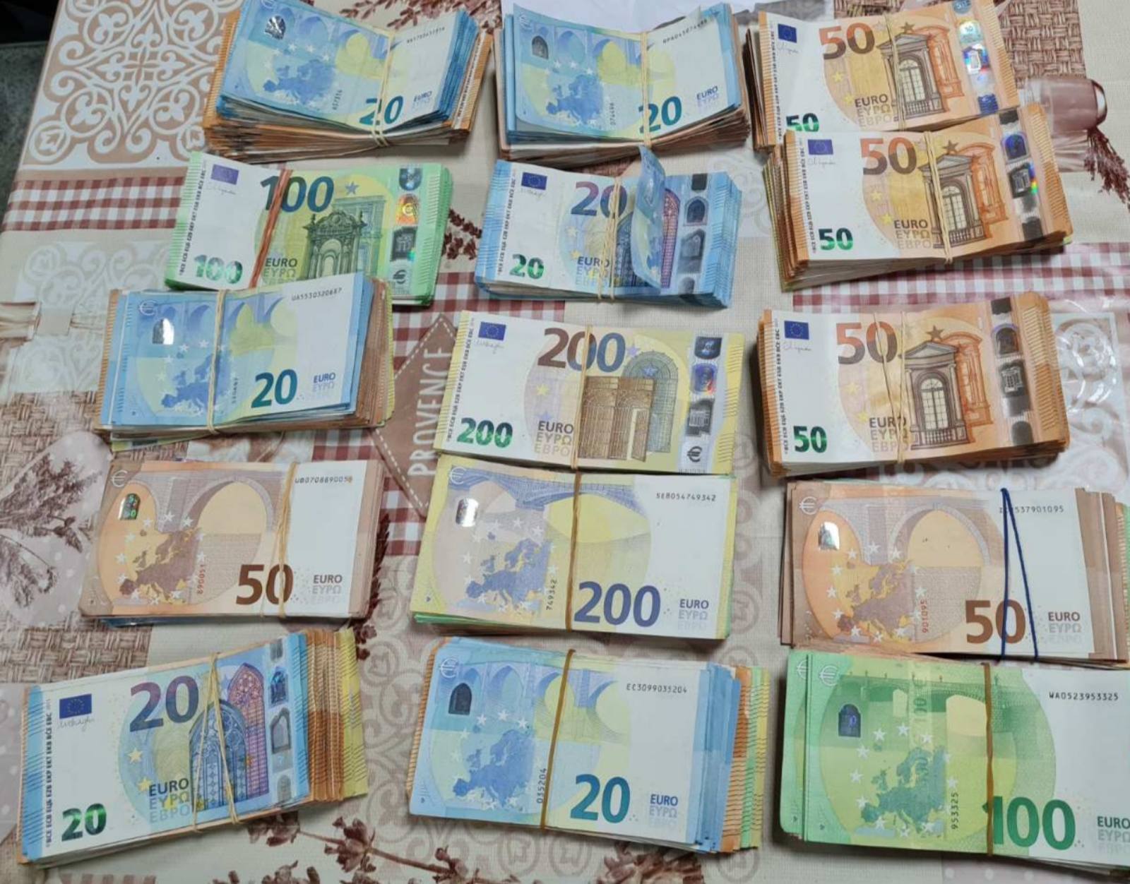 Предотвратиха опити за контрабанда на над 180 000 евро на "Митница Русе"