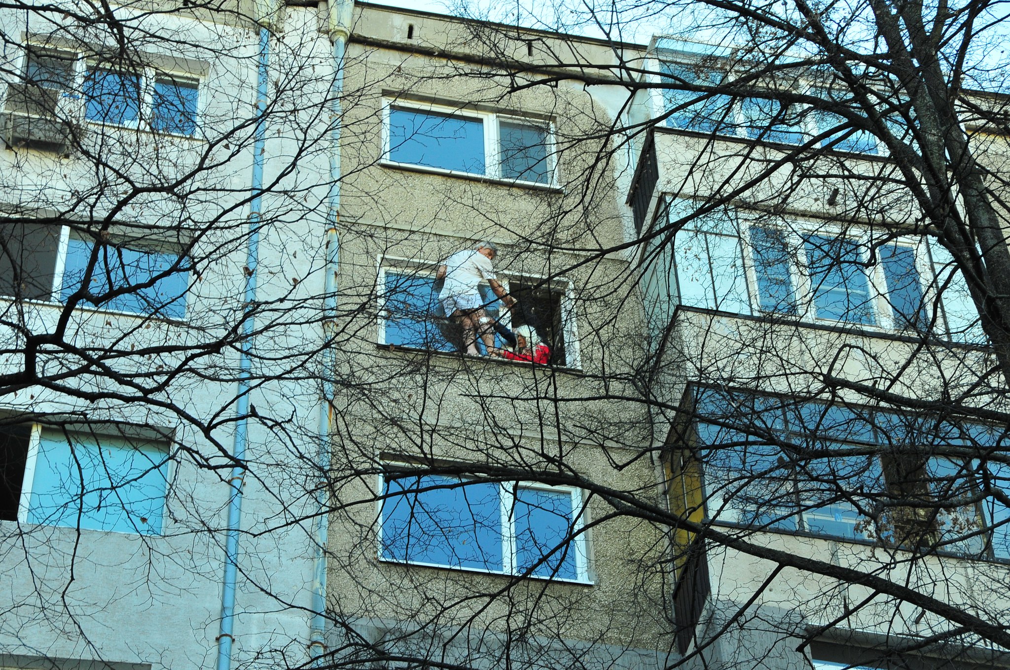 51-годишен мъж заплашва да скочи от седмия етаж на жилищен блок в София