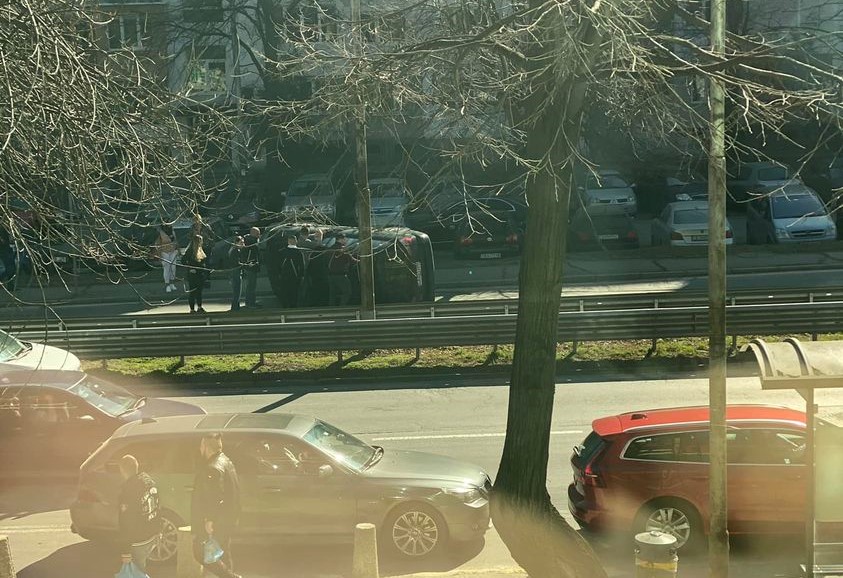 Кола се обърна на столичния бул. “Г. М. Димитров“ и предизвика задръстване