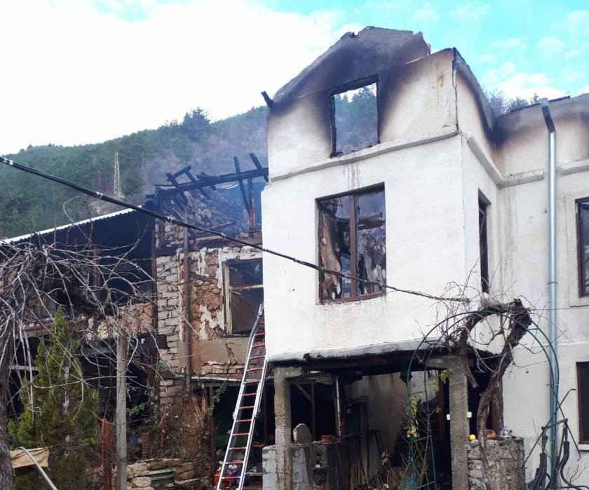 Пожар изпепели къща в село Бачково