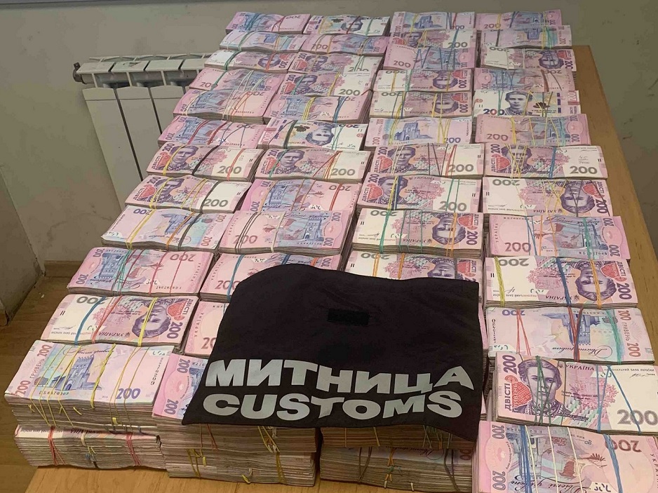 Откриха украинска валута за близо 400 000 лв. в стените на микробус на МП "Лесово"