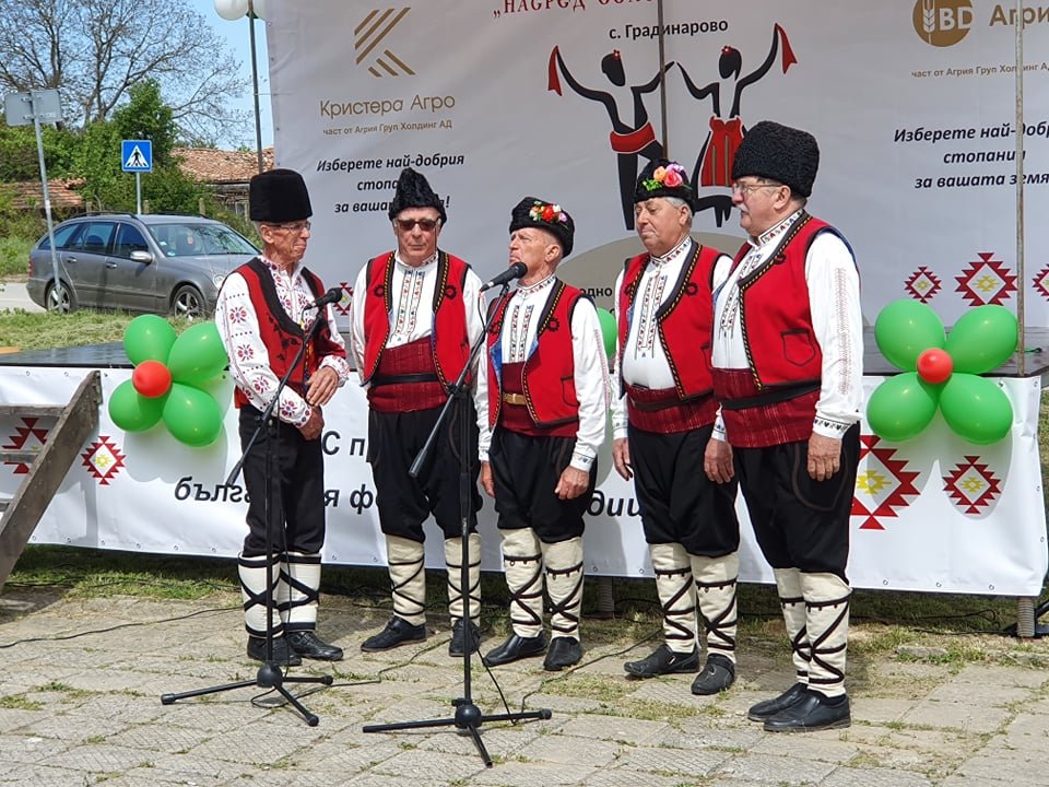 Две читалища във Варненско закупиха народни носии с европейски пари